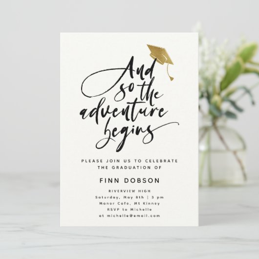 Modern Script Afstuderen Goud Pet Feestuitnodiging Kaart (Staand voorkant)