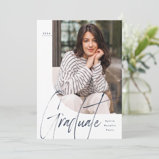 Modern script afstuderen navy twee foto afstuderen aankondiging (Staand voorkant)