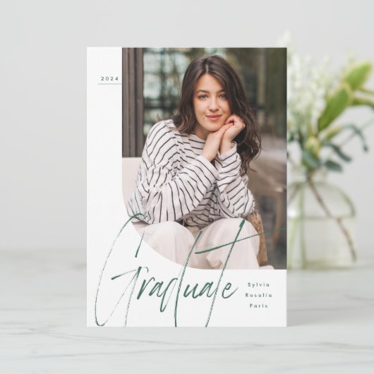 Modern script afstuderen twee groene foto afstuder aankondiging (Staand voorkant)