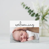 Modern Script Baby Foto Geboorte Aankondiging Kaar (Staand voorkant)