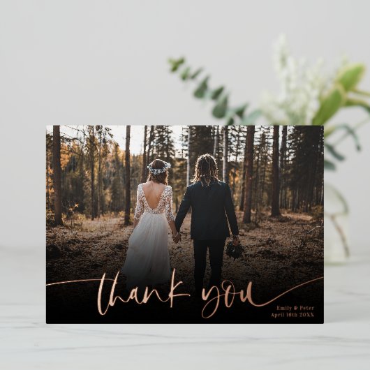 Modern script bedankt je 2 foto's bruiloft folie uitnodiging (Staand Voorkant)