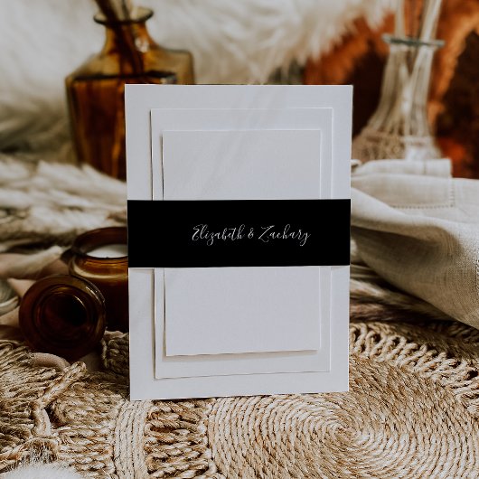 Modern Script Black and White Wedding Uitnodigingen Wikkel