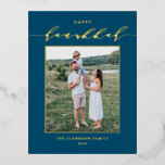Modern Script Blue Happy Hanukkah Foto Folie Feestdagen Briefkaart<br><div class="desc">Happy Hanukkah! Verstuur Hanukkah naar familie en vrienden met dit aanpasbare goudfolie Hanukkah-briefkaart. Het bevat een elegante kalligrafie en eenvoudige typografie. Personaliseer door namen en een foto toe te voegen. Deze goudfolie Happy Hanukkah briefkaart is beschikbaar op andere kartonnen dozen.</div>