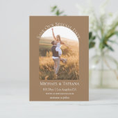 Modern script boho boog foto bruin terracotta save the date (Staand voorkant)
