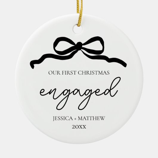 Modern script boog eerste kerst verloofde foto keramisch ornament (Voorkant)