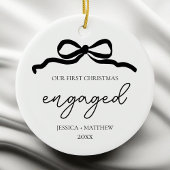 Modern script boog eerste kerst verloofde foto keramisch ornament