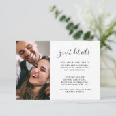 Modern Script Bruiloft Gast Details Foto Zwart Informatiekaartje (Staand voorkant)