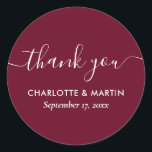 Modern Script Burgundy Wedding Shower Bedankt Ronde Sticker<br><div class="desc">Creëer je eigen gepersonaliseerde burgundy bruiloft bedankt je sticker voor je bruiloft. Eenvoudig online te personaliseren met je bruiloft-/douchegegevens. Overeenkomende items die beschikbaar zijn als aanvulling op deze minimalistische,  maar elegante stickers voor de bruiloft van de bruine Bourgogne/douche-ronde met een moder scriptlettertype.</div>