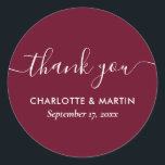 Modern Script Burgundy Wedding Shower Bedankt Ronde Sticker<br><div class="desc">Creëer je eigen gepersonaliseerde burgundy bruiloft bedankt je sticker voor je bruiloft. Eenvoudig online te personaliseren met je bruiloft-/douchegegevens. Overeenkomende items die beschikbaar zijn als aanvulling op deze minimalistische,  maar elegante stickers voor de bruiloft van de bruine Bourgogne/douche-ronde met een moder scriptlettertype.</div>