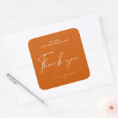 Modern Script Burnt Sinaasappel Wedding Favor Cand Vierkante Sticker (Envelop)