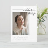 Modern Script Celebration of Life Photo Funeral Programmakaart (Staand voorkant)