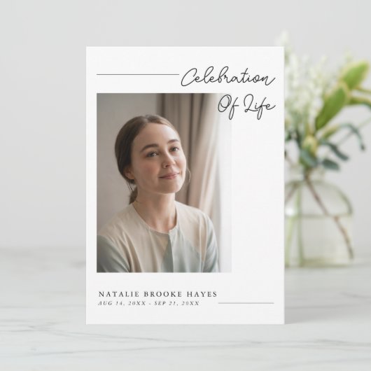 Modern Script Celebration of Life Photo Funeral Programmakaart (Staand voorkant)