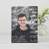 Modern Script Chic Guy Photo Trendy Afstuderen Kaart (Staand voorkant)