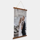 Modern Script Custom Wedding Photo Keepomwille Han Hangend Wandkleed (Gebogen)