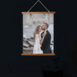 Modern Script Custom Wedding Photo Keepomwille Han Hangend Wandkleed<br><div class="desc">De moderne Foto die van de Douane Tapestry met uw bruiloft of foto van het verloving van keus,  met modern handgeschreven manuscript voor uw namen hangt. Upload uw foto naar deze hangende canvasafdruk als thuisdecor voor uzelf of geef deze als cadeau.</div>