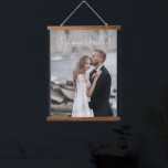 Modern Script Custom Wedding Photo Keepomwille Han Hangend Wandkleed<br><div class="desc">De moderne Foto die van de Douane Tapestry met uw bruiloft of foto van het verloving van keus,  met modern handgeschreven manuscript voor uw namen hangt. Upload uw foto naar deze hangende canvasafdruk als thuisdecor voor uzelf of geef deze als cadeau.</div>