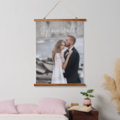 Modern Script Custom Wedding Photo Keepomwille Han Hangend Wandkleed (Slaapkamer)