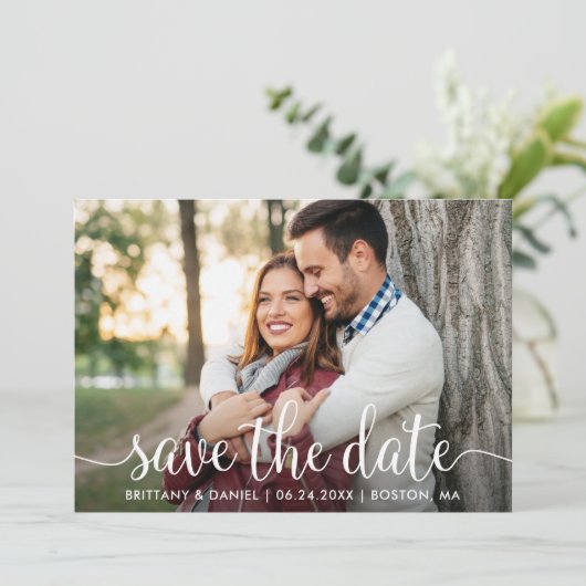 Modern script | De datum-fotokaart opslaan Save The Date (Staand voorkant)