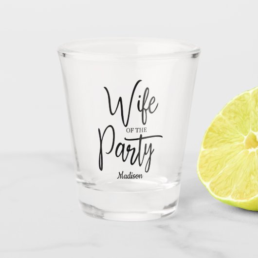 Modern Script De Vrouw van het Feest Jonggezellenf Shot Glas (Voorkant)