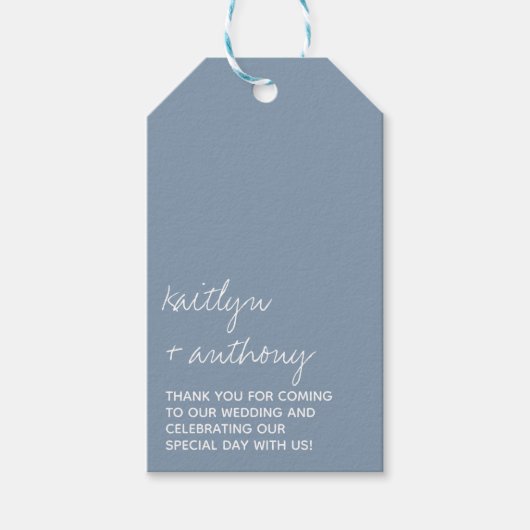 Modern Script Dusty Blue Minimalistic Wedding Cadeaulabel (Voorkant)