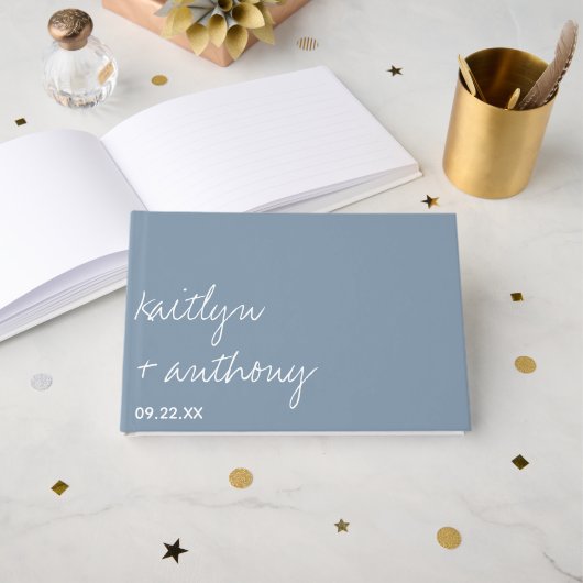 Modern Script Dusty Blue Minimalistic Wedding Gastenboek (Voorkant open)