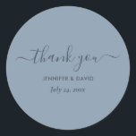 Modern Script Dusty Blue Wedding Bedankt Classic Ronde Sticker<br><div class="desc">Moderne gepersonaliseerde stoffige blauwe bruiloft dank u sticker met modern script. Eenvoudig online personaliseren. Overeenkomende items beschikbaar om deze minimalistische stoffige blauwe bruiloft ronde stickers aan te vullen.</div>