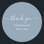 Modern Script Dusty Blue Wedding Bedankt Ronde Sticker<br><div class="desc">Moderne gepersonaliseerde stoffige blauwe bruiloft dank u sticker met modern script. Eenvoudig online personaliseren. Overeenkomende items beschikbaar om deze minimalistische stoffige blauwe bruiloft ronde stickers aan te vullen.</div>