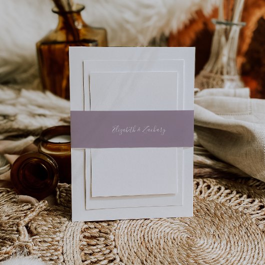 Modern Script Dusty Lavender Wedding Uitnodigingen Wikkel