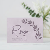 Modern Script Dusty Paars & Plum Leaves Wedding RSVP Kaartje (Staand voorkant)