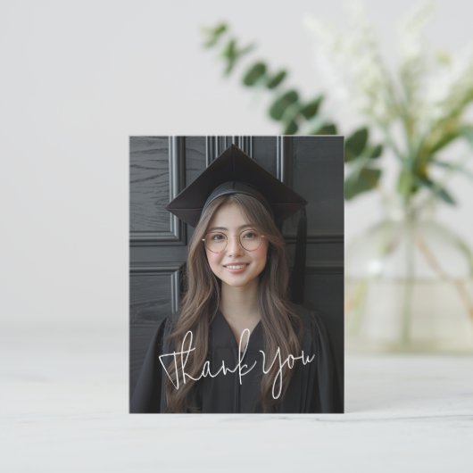 Modern script eenvoudige foto zwart afstuderen bedankkaart (Staand voorkant)