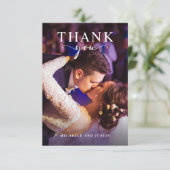 Modern Script Eenvoudige Trouwfoto Elegant Bedankkaart (Staand voorkant)