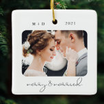 Modern script elegant Merry Married Wedding Foto Keramisch Ornament<br><div class="desc">Dit moderne script is Merry & Married Photo-versiering en bevat twee van je trouwfoto's op de voor- en achterkant,  je monogrammen en datum van je viering. Deze stijlvolle keepslag zal je herinneren aan je grote dag voor decennia.</div>