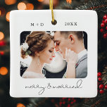 Modern script elegant Merry Married Wedding Foto Keramisch Ornament<br><div class="desc">Dit moderne script is Merry & Married Photo-versiering en bevat twee van je trouwfoto's op de voor- en achterkant,  je monogrammen en datum van je viering. Deze stijlvolle keepslag zal je herinneren aan je grote dag voor decennia.</div>