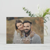 Modern Script en foto's verlovingsfeest Kaart (Staand voorkant)