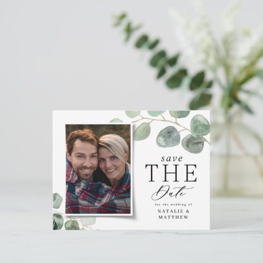 Modern script eucalyptus botanische foto bruiloft aankondigingskaart (Staand voorkant)