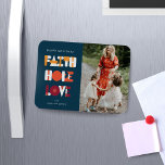 Modern script Faith Hope Love Photo Holiday Magnet Magneet<br><div class="desc">Modern hedendaags script "geloof hoop liefde" in combinatie met een serif script lettertype voor uw personalisatie het creëren van een super modern en kleurrijk vakantie ontwerp. U kunt kiezen uit twee verschillende achtergrondkleuropties; marineblauw en sinaasappel. Bekijk onze winkel voor meer items uit dit collectie.</div>
