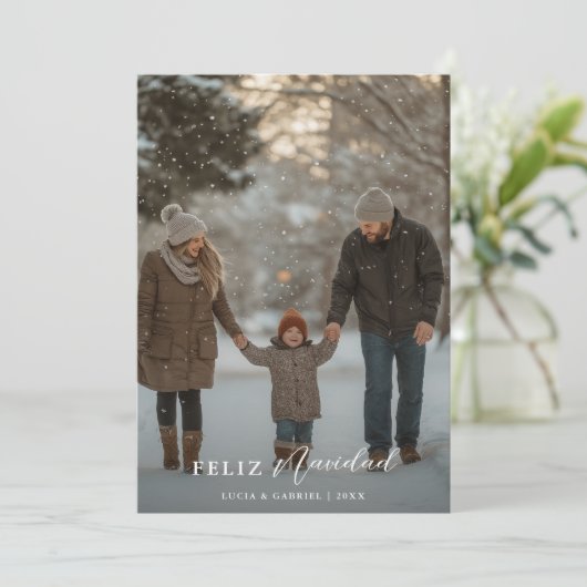 Modern Script Familiefoto Feliz Navidad Kerstmis Feestdagenkaart (Staand voorkant)