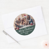 Modern Script Familiefoto Groen Vrolijk Kerstfeest Ronde Sticker (Envelop)