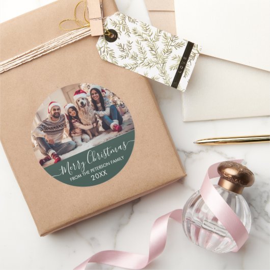 Modern Script Familiefoto Groen Vrolijk Kerstfeest Ronde Sticker (Geschenken)