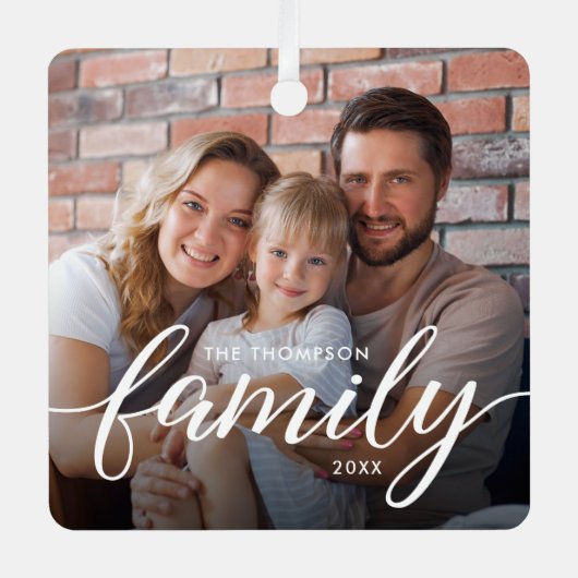 Modern Script Family Photo Christmas Personalized Metalen Ornament (Voorkant)