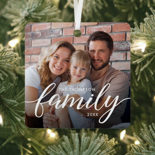 Modern Script Family Photo Christmas Personalized Metalen Ornament (Insitu)