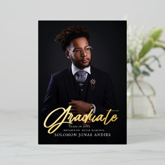 Modern Script Foto Afstuderen Middelbare School Folie Uitnodiging (Staand Voorkant)