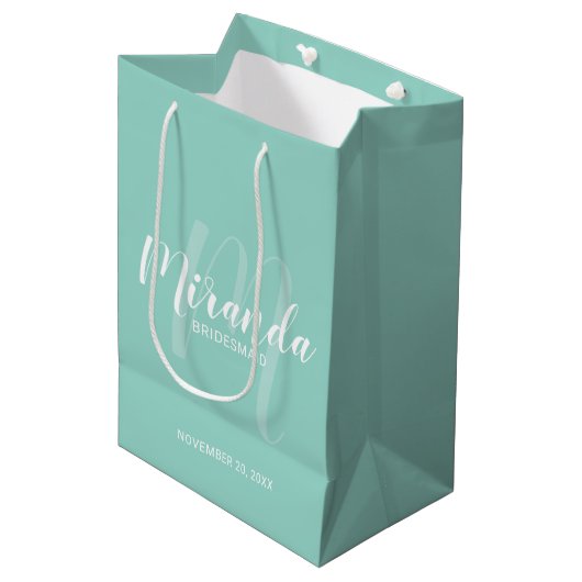 Modern Script Gepersonaliseerd Bruidsmeisje Mint G Medium Cadeauzakje (Voorkant Gekanteld)