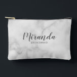 Modern Script gepersonaliseerde bruidsmeisje naam Etui<br><div class="desc">Modern Script Gepersonaliseerd bruidsmeisje Gift met gepersonaliseerde bruidsmeisje naam in grijs modern script lettertype stijl met titel en trouwdatum in moderne sans serif lettertype stijl op witte marmeren achtergrond. Ook perfect voor bruidsmeisje,  bloemenmeisje,  moeder van de bruid en meer.</div>