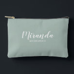 Modern Script gepersonaliseerde bruidsmeisje naam Etui<br><div class="desc">Modern Script Gepersonaliseerde bruidsmeisje Gift met gepersonaliseerde bruidsmeisje naam in wit modern script lettertype stijl met titel en trouwdatum in moderne sans serif lettertype stijl op een wijze groene achtergrond. Ook perfect voor bruidsmeisje,  bloemenmeisje,  moeder van de bruid en meer.</div>