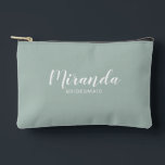 Modern Script gepersonaliseerde bruidsmeisje naam Etui<br><div class="desc">Modern Script Gepersonaliseerde bruidsmeisje Gift met gepersonaliseerde bruidsmeisje naam in wit modern script lettertype stijl met titel en trouwdatum in moderne sans serif lettertype stijl op een wijze groene achtergrond. Ook perfect voor bruidsmeisje,  bloemenmeisje,  moeder van de bruid en meer.</div>