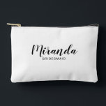 Modern Script gepersonaliseerde bruidsmeisje naam Etui<br><div class="desc">Modern Script Gepersonaliseerde bruidsmeisje Gift met gepersonaliseerde bruidsmeisje naam in zwart modern script lettertype stijl met titel en trouwdatum in moderne sans serif lettertype stijl op witte achtergrond. Ook perfect voor bruidsmeisje,  bloem meisje,  moeder van de bruid,  groomsman,  beste man en meer.</div>