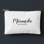 Modern Script gepersonaliseerde bruidsmeisje naam Etui<br><div class="desc">Modern Script Gepersonaliseerde bruidsmeisje Gift met gepersonaliseerde bruidsmeisje naam in zwart modern script lettertype stijl met titel en trouwdatum in moderne sans serif lettertype stijl op witte achtergrond. Ook perfect voor bruidsmeisje,  bloem meisje,  moeder van de bruid,  groomsman,  beste man en meer.</div>