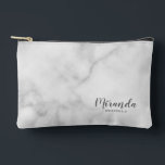 Modern Script gepersonaliseerde bruidsmeisje naam Etui<br><div class="desc">Modern Script Gepersonaliseerd bruidsmeisje Gift met gepersonaliseerde bruidsmeisje naam in grijs modern script lettertype stijl met titel en trouwdatum in moderne sans serif lettertype stijl op witte marmeren achtergrond. Ook perfect voor bruidsmeisje,  bloem meisje,  moeder van de bruid,  groomsman,  beste man en meer.</div>