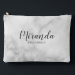 Modern Script gepersonaliseerde bruidsmeisje naam Etui<br><div class="desc">Modern Script Gepersonaliseerd bruidsmeisje Gift met gepersonaliseerde bruidsmeisje naam in grijs modern script lettertype stijl met titel en trouwdatum in moderne sans serif lettertype stijl op witte marmeren achtergrond. Ook perfect voor bruidsmeisje,  bloemenmeisje,  moeder van de bruid en meer.</div>